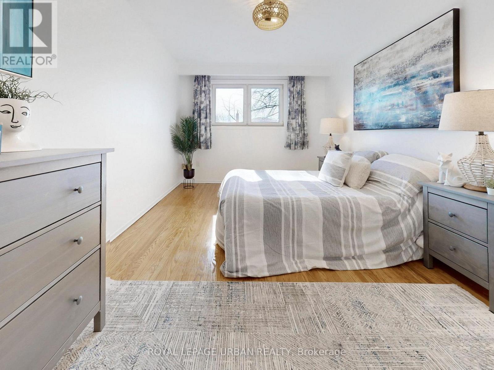 733 Consort Crescent, Mississauga, Ontario  L5C 1J8 - Photo 16 - W12920528