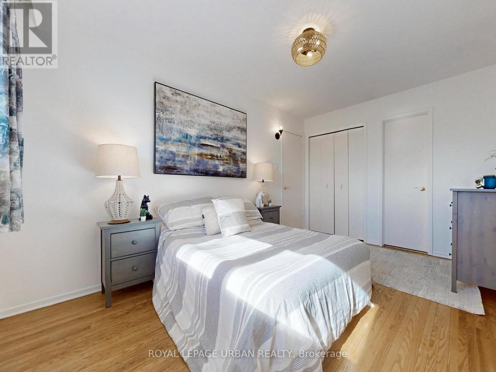 733 Consort Crescent, Mississauga, Ontario  L5C 1J8 - Photo 17 - W12920528