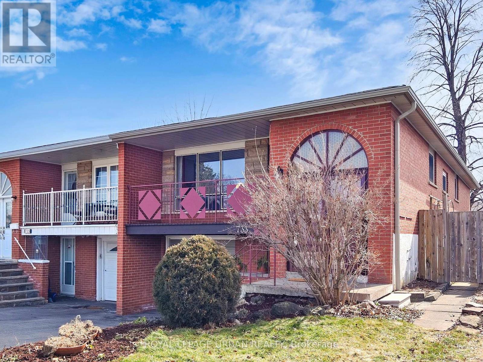 733 Consort Crescent, Mississauga, Ontario  L5C 1J8 - Photo 2 - W12920528