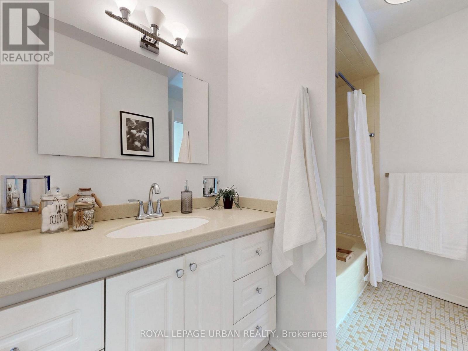 733 Consort Crescent, Mississauga, Ontario  L5C 1J8 - Photo 25 - W12920528