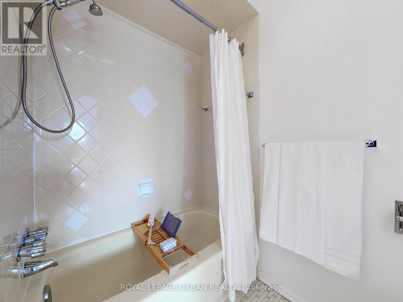 733 Consort Crescent, Mississauga, Ontario  L5C 1J8 - Photo 26 - W12920528