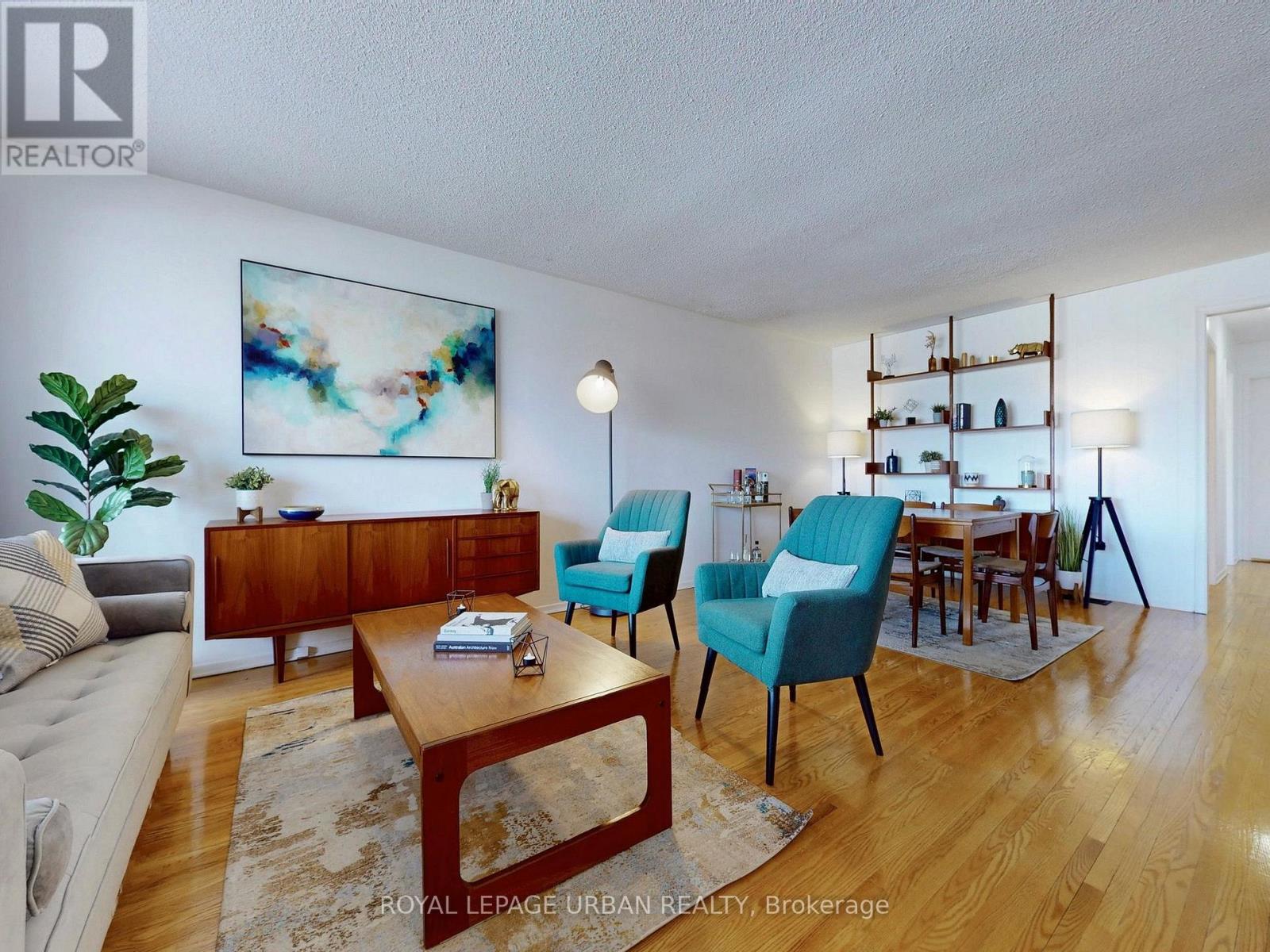 733 Consort Crescent, Mississauga, Ontario  L5C 1J8 - Photo 3 - W12920528