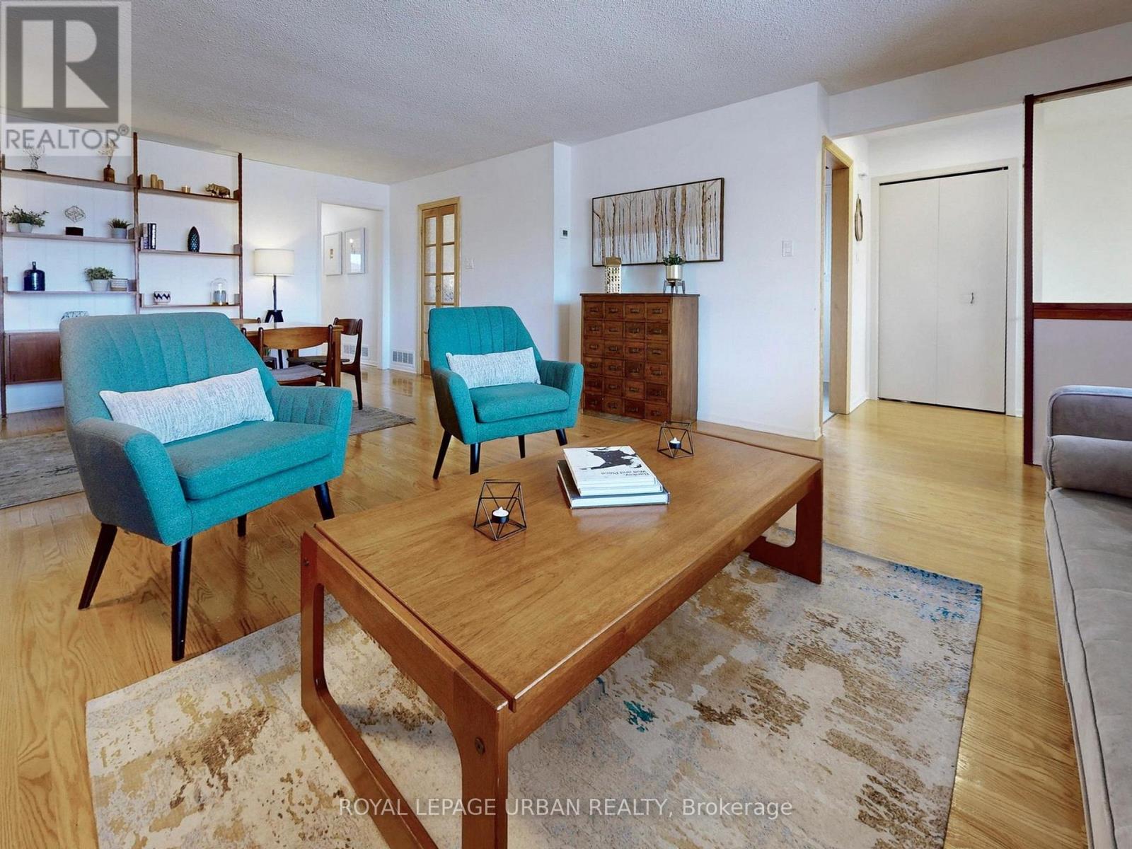 733 Consort Crescent, Mississauga, Ontario  L5C 1J8 - Photo 5 - W12920528