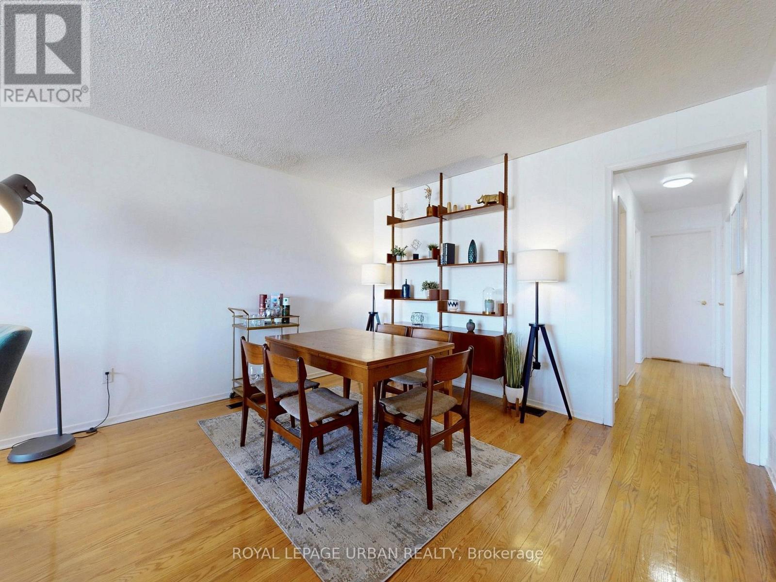 733 Consort Crescent, Mississauga, Ontario  L5C 1J8 - Photo 7 - W12920528