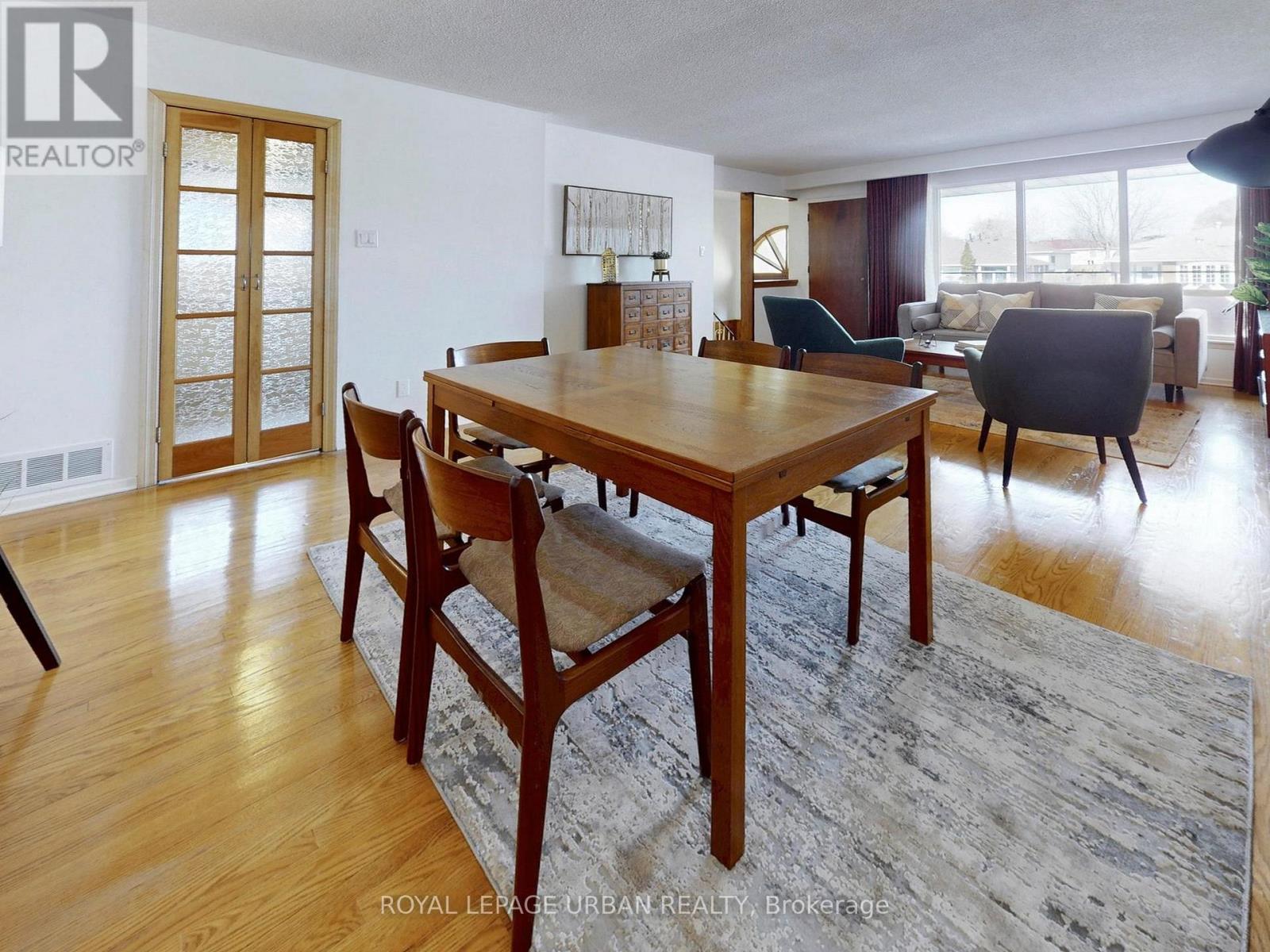 733 Consort Crescent, Mississauga, Ontario  L5C 1J8 - Photo 9 - W12920528