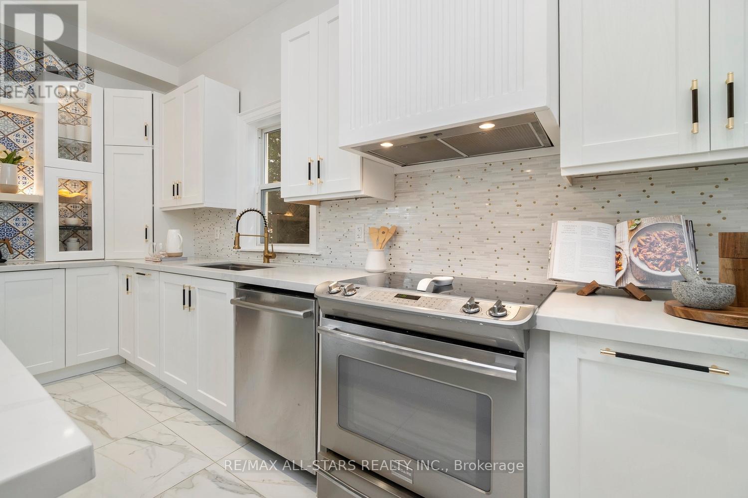 36 Athol Avenue, Toronto, Ontario  M8Z 2A4 - Photo 16 - W12920638