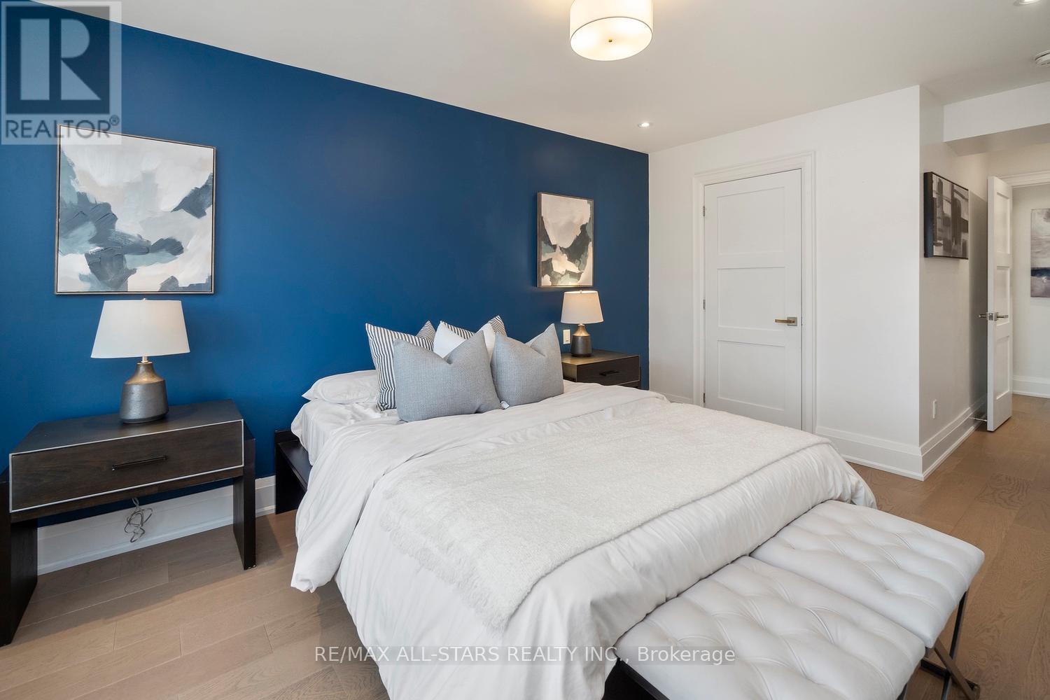 36 Athol Avenue, Toronto, Ontario  M8Z 2A4 - Photo 32 - W12920638