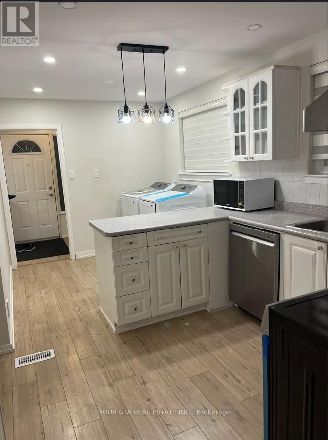 Upper - 1867 Sandgate Crescent, Mississauga, Ontario  L5J 2E7 - Photo 10 - W12920654