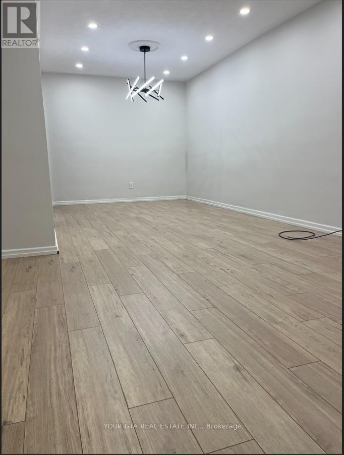 Upper - 1867 Sandgate Crescent, Mississauga, Ontario  L5J 2E7 - Photo 5 - W12920654