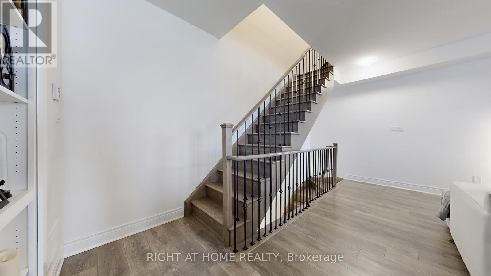 1423 Clarriage Court, Milton, Ontario  L9E 1J4 - Photo 4 - W12920664