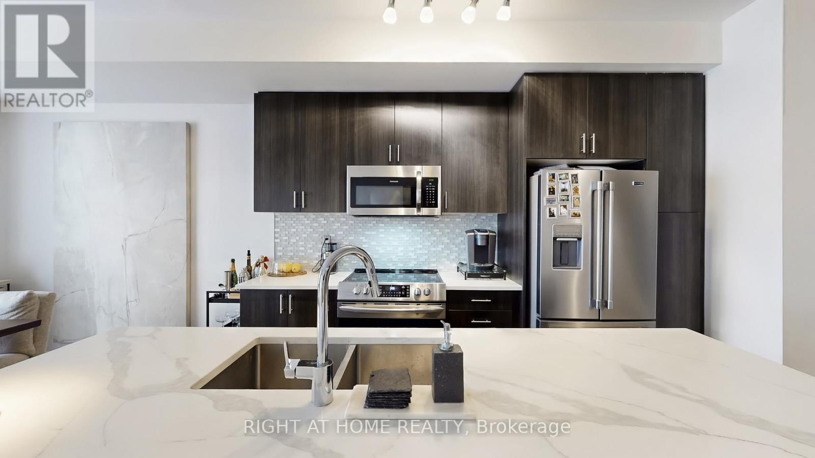 1423 Clarriage Court, Milton, Ontario  L9E 1J4 - Photo 8 - W12920664