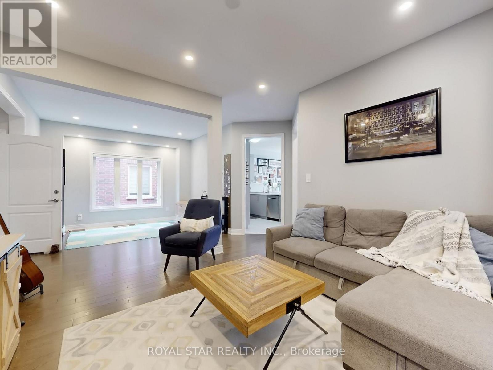 20 Walworth Street, Halton Hills, Ontario  L7G 0N5 - Photo 4 - W12920698