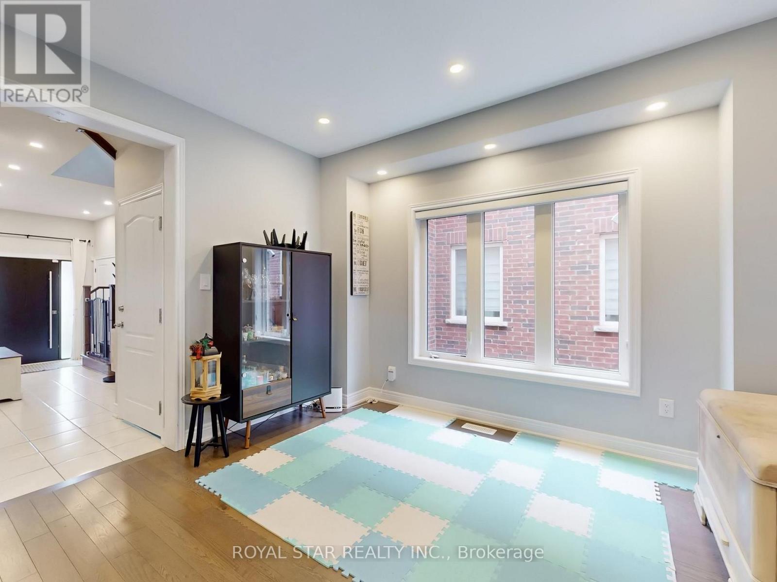 20 Walworth Street, Halton Hills, Ontario  L7G 0N5 - Photo 5 - W12920698