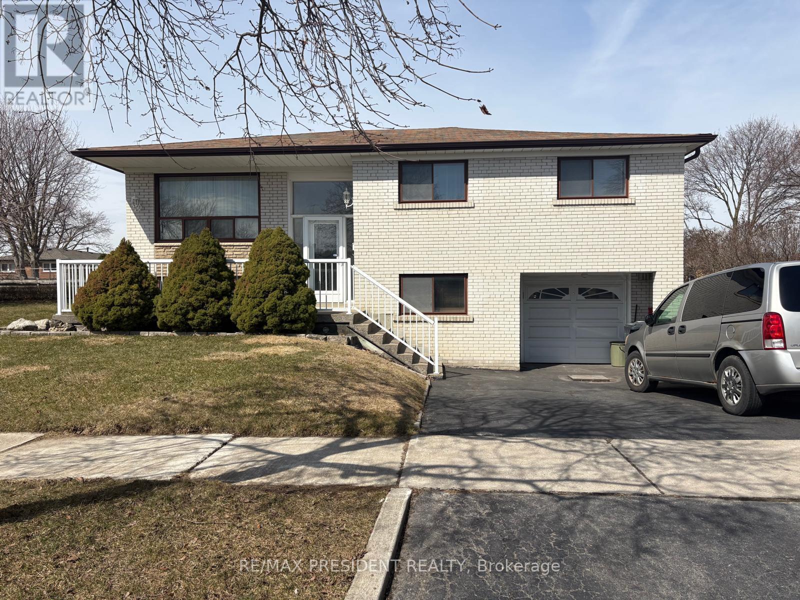 3759 Bayswater Crescent, Mississauga, Ontario  L4T 2G6 - Photo 2 - W12920738