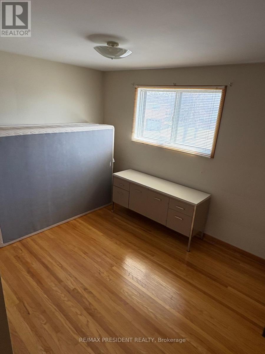 3759 Bayswater Crescent, Mississauga, Ontario  L4T 2G6 - Photo 4 - W12920738