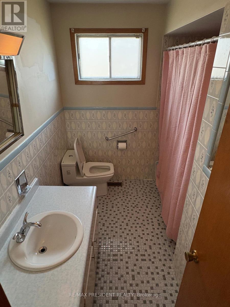 3759 Bayswater Crescent, Mississauga, Ontario  L4T 2G6 - Photo 5 - W12920738