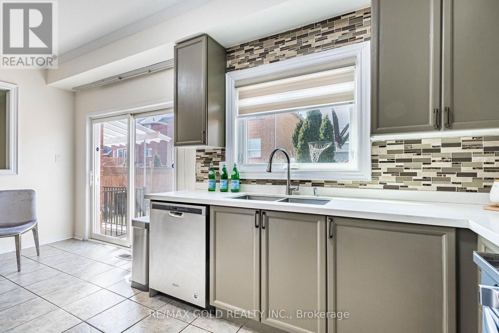 26 Waterdale Road, Brampton, Ontario  L7A 1S3 - Photo 16 - W12920754