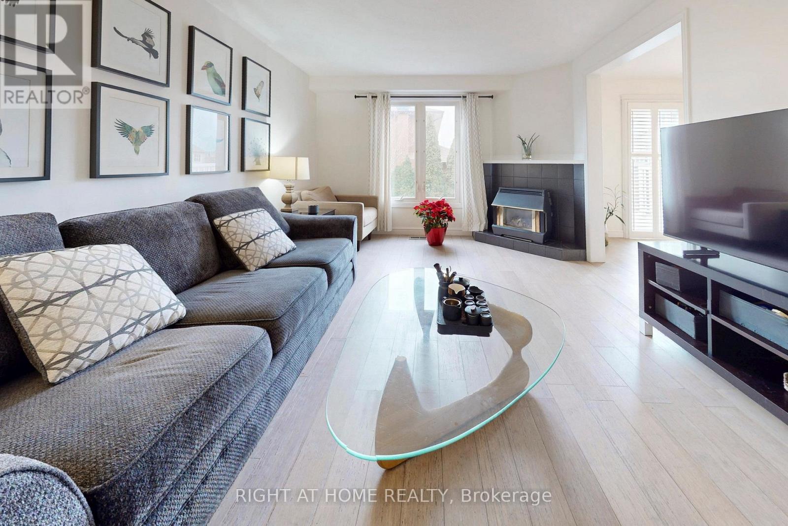 62 Como Place, Hamilton, Ontario  L9B 1Y4 - Photo 5 - X12920570