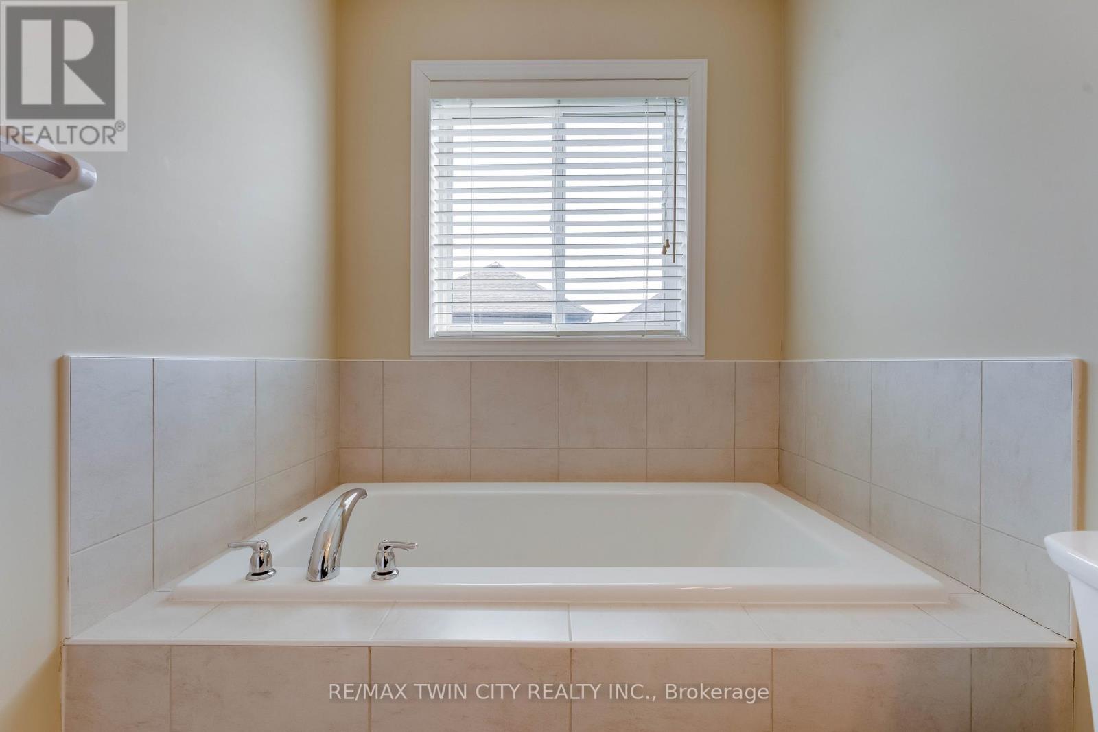 17 Valleybrook Drive, Kitchener, Ontario  N2A 0J9 - Photo 22 - X12920662