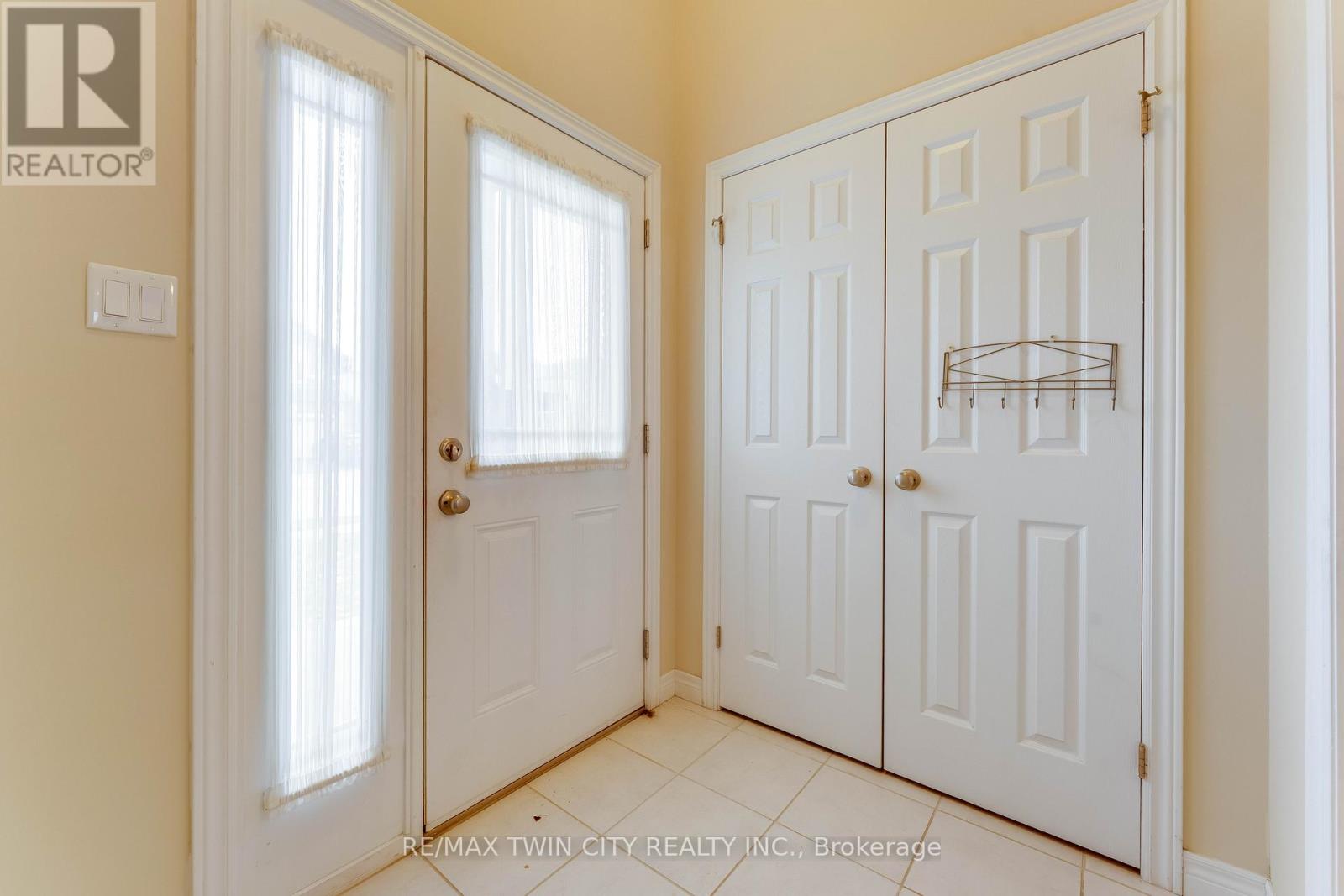 17 Valleybrook Drive, Kitchener, Ontario  N2A 0J9 - Photo 5 - X12920662