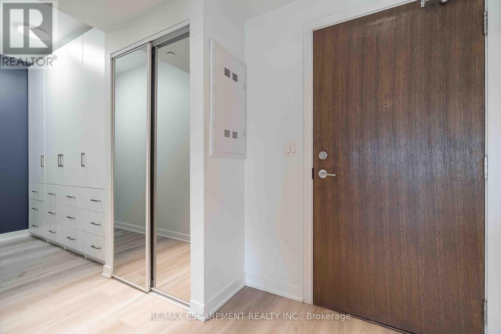 504 - 16 Markle Crescent, Hamilton, Ontario  L9G 0H4 - Photo 2 - X12920718