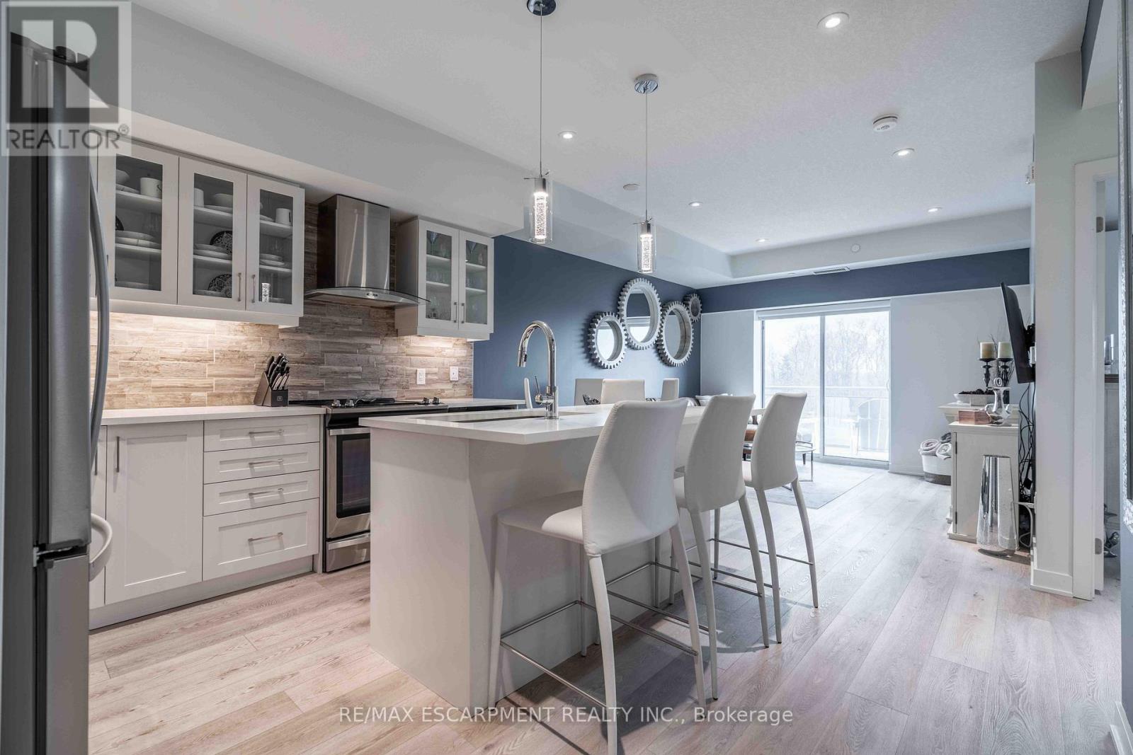 504 - 16 Markle Crescent, Hamilton, Ontario  L9G 0H4 - Photo 3 - X12920718