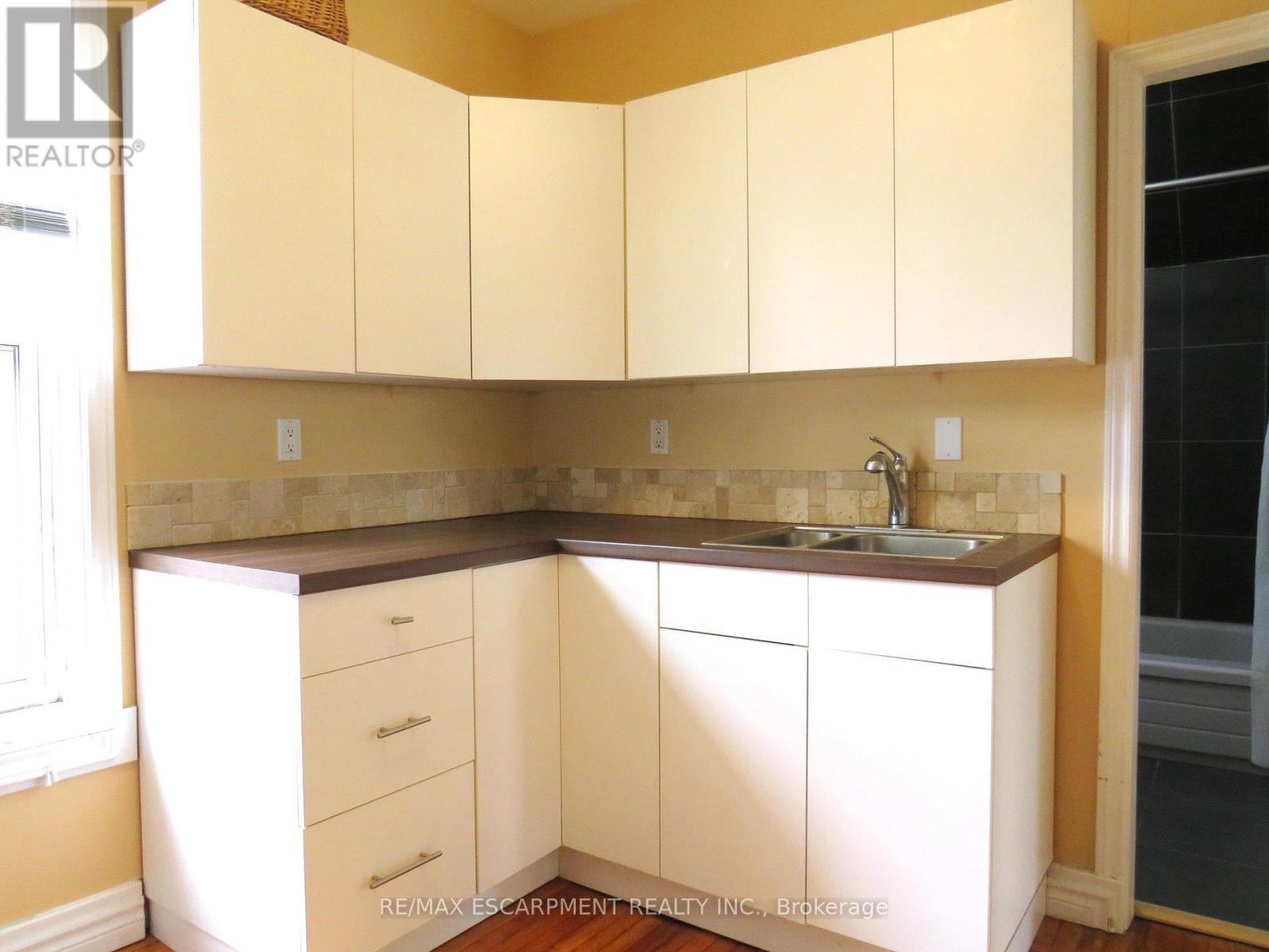 29 Oxford Street, Hamilton, Ontario L8R 2W9 - Photo 14 - X12920760