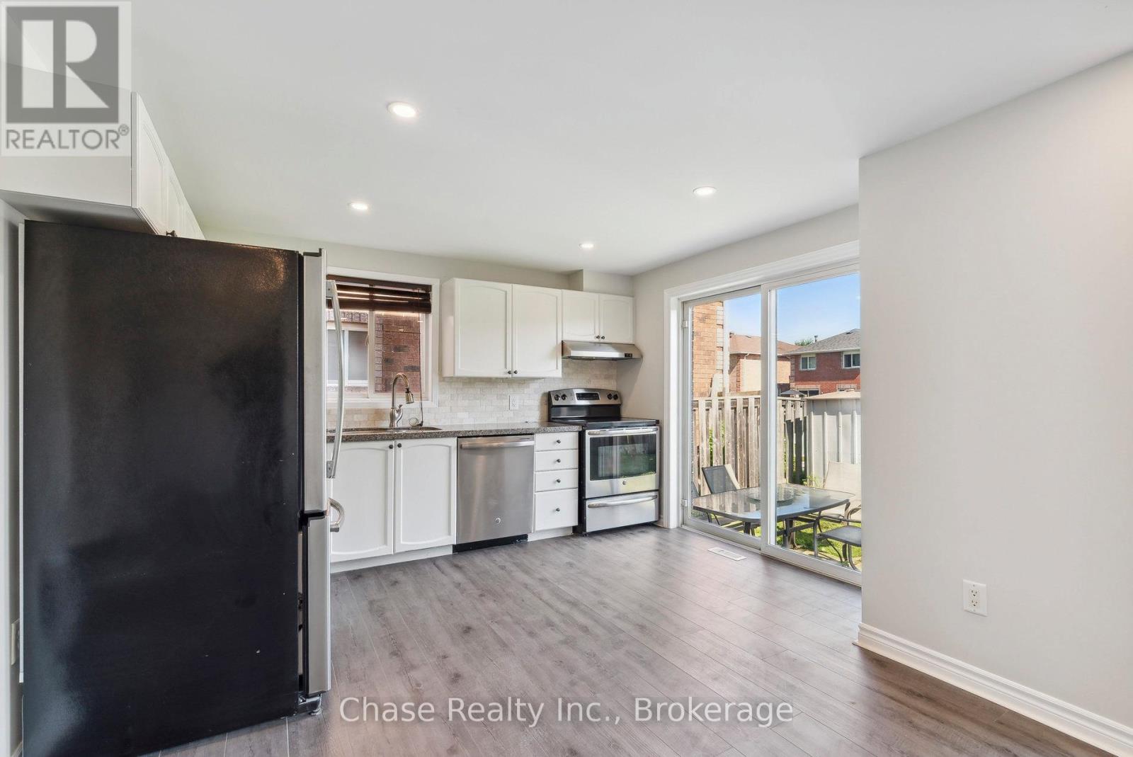 46 Sydenham Wells, Barrie (Georgian Drive), Ontario  L4M 6R4 - Photo 4 - S12920900