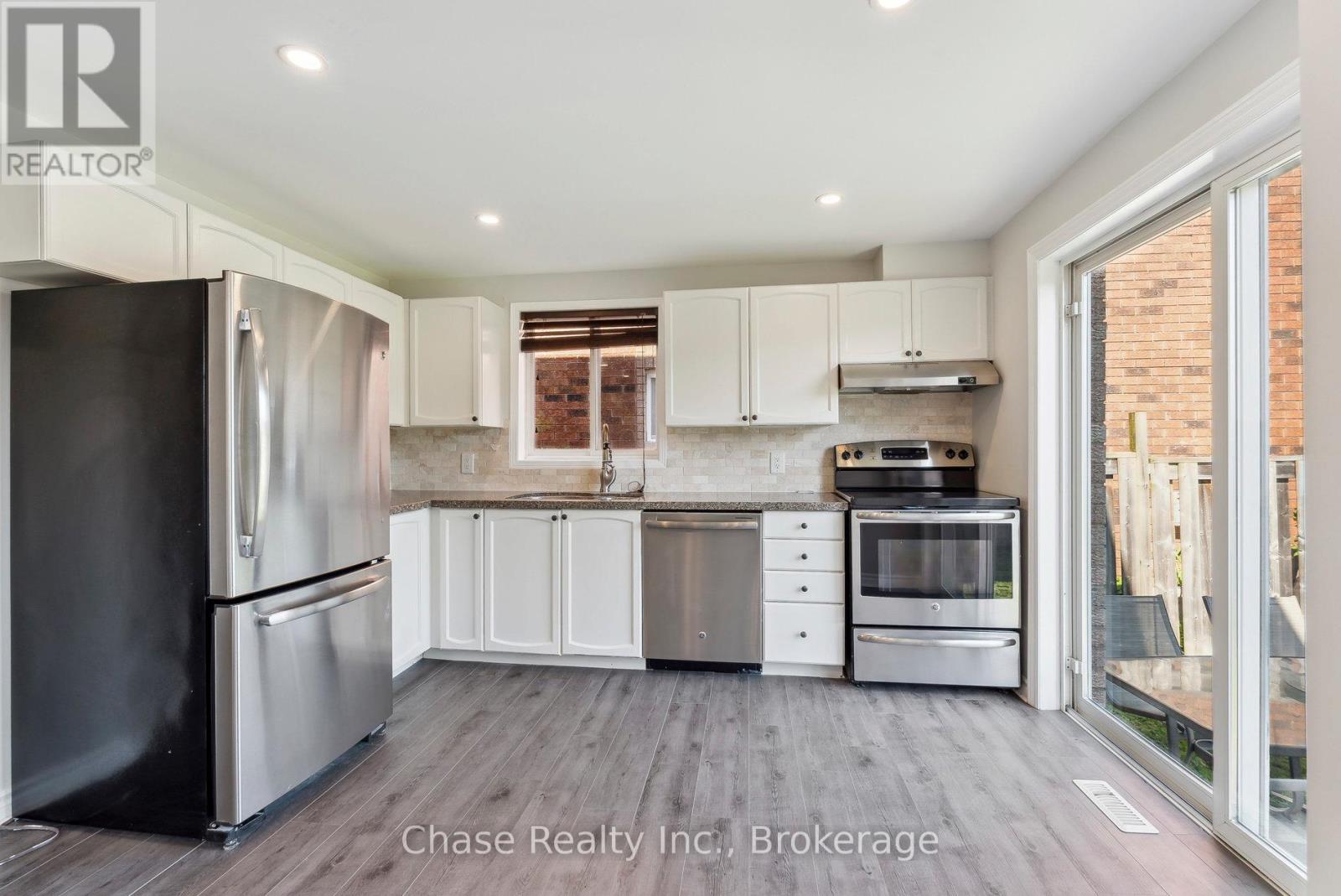 46 Sydenham Wells, Barrie (Georgian Drive), Ontario  L4M 6R4 - Photo 5 - S12920900