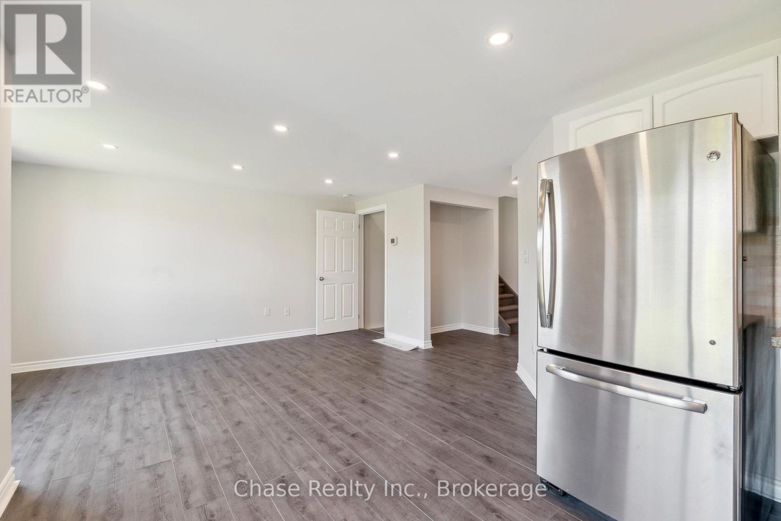 46 Sydenham Wells, Barrie (Georgian Drive), Ontario  L4M 6R4 - Photo 6 - S12920900