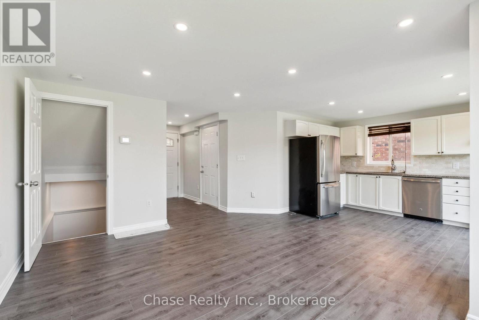 46 Sydenham Wells, Barrie (Georgian Drive), Ontario  L4M 6R4 - Photo 7 - S12920900