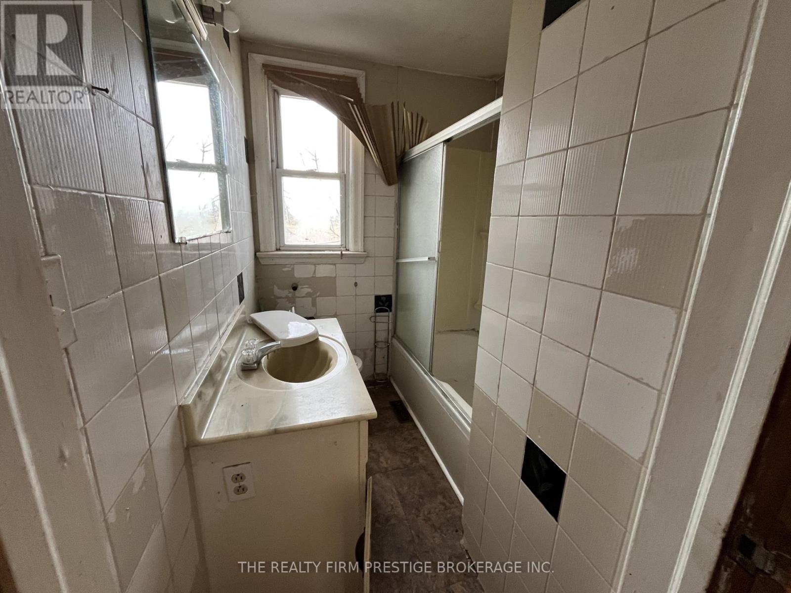 23104 Johnston Line, West Elgin, Ontario  N0L 2C0 - Photo 10 - X12911450