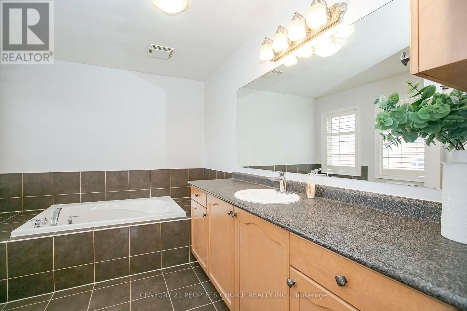 33 Accent Circle, Brampton, Ontario  L7A 0L3 - Photo 36 - W12919314