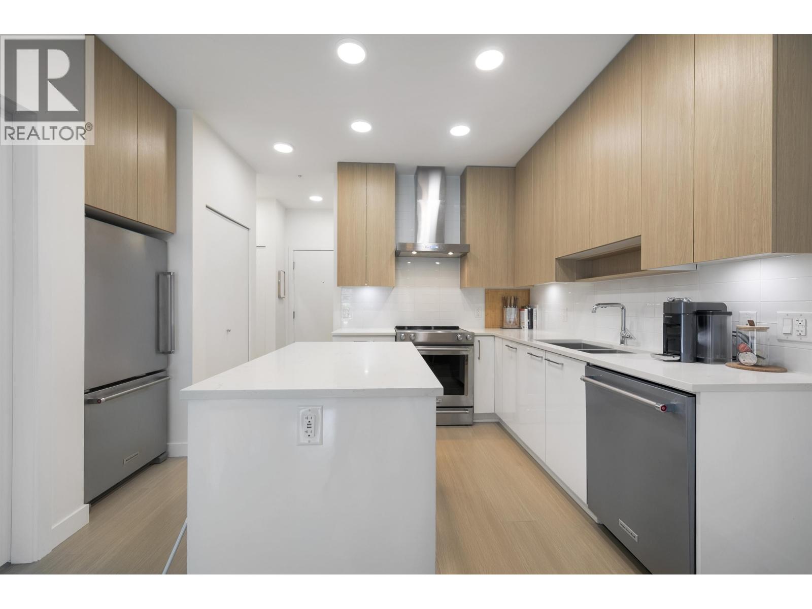 210 5460 Broadway, Burnaby, British Columbia  V5B 0B4 - Photo 3 - R3103528