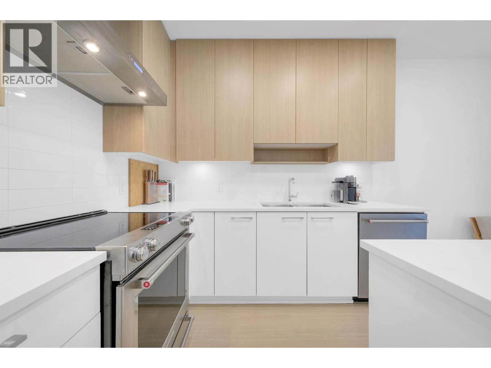 210 5460 Broadway, Burnaby, British Columbia  V5B 0B4 - Photo 4 - R3103528