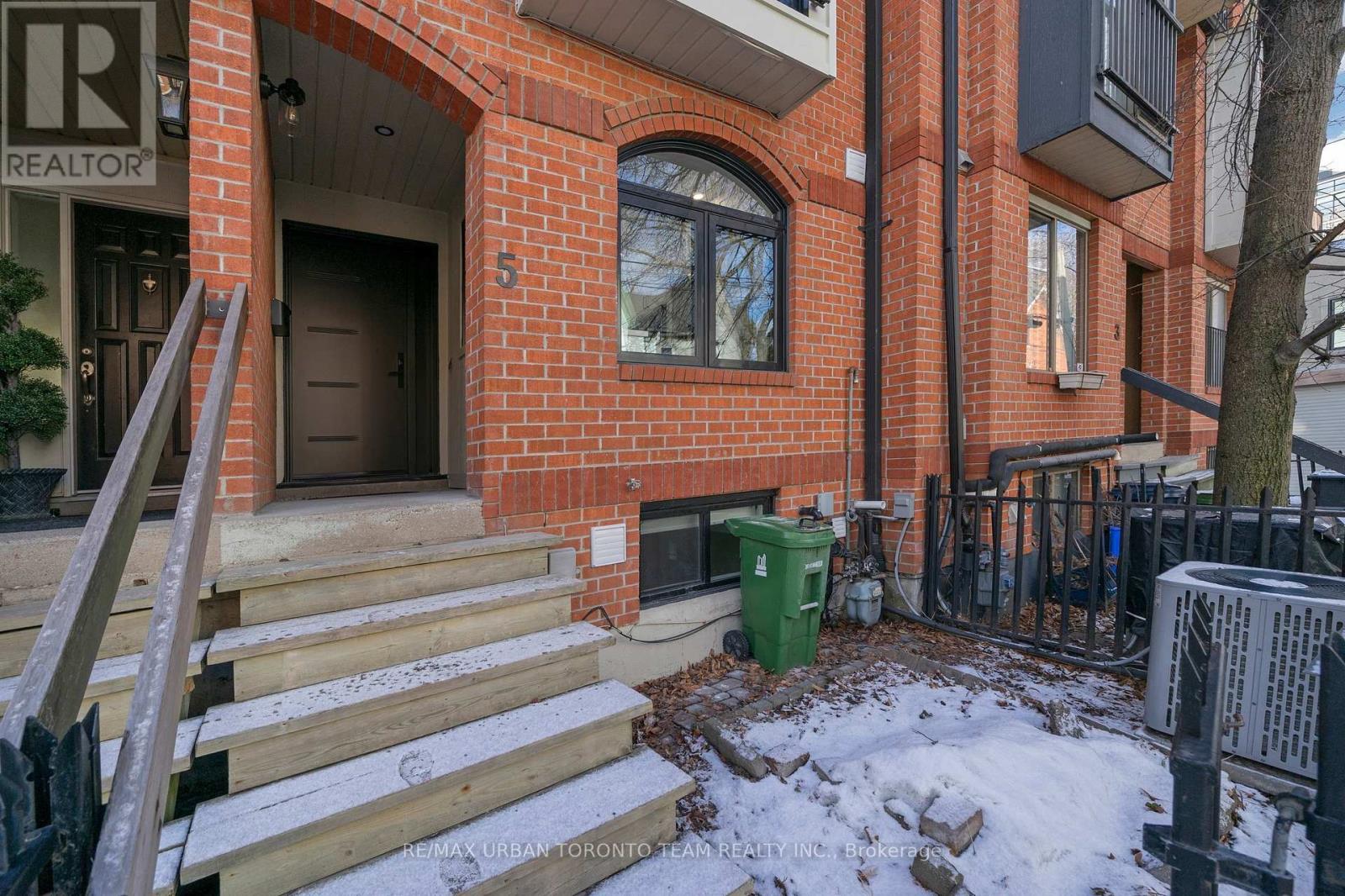 5 Wascana Avenue, Toronto, Ontario M5A 1V6 - Photo 2 - C12920814
