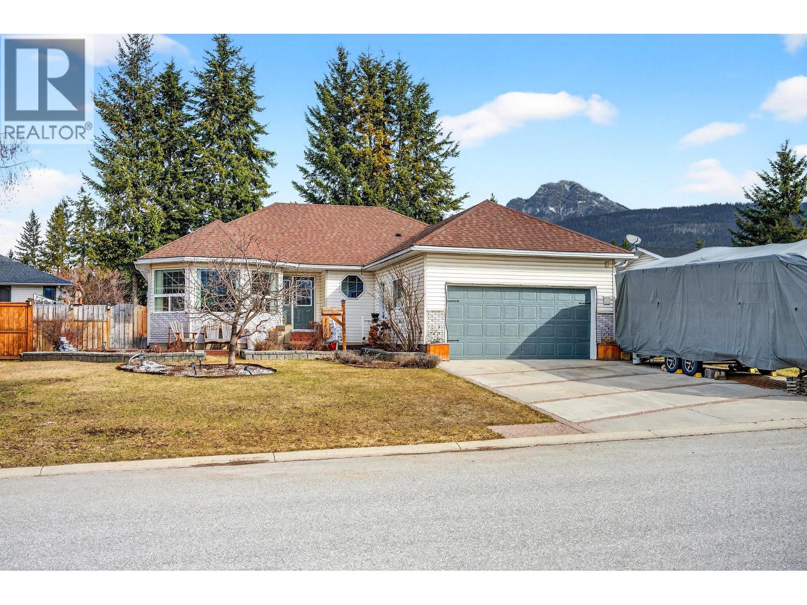 1505 Cedar Street, Golden, British Columbia  V0A 1H6 - Photo 7 - 10380537