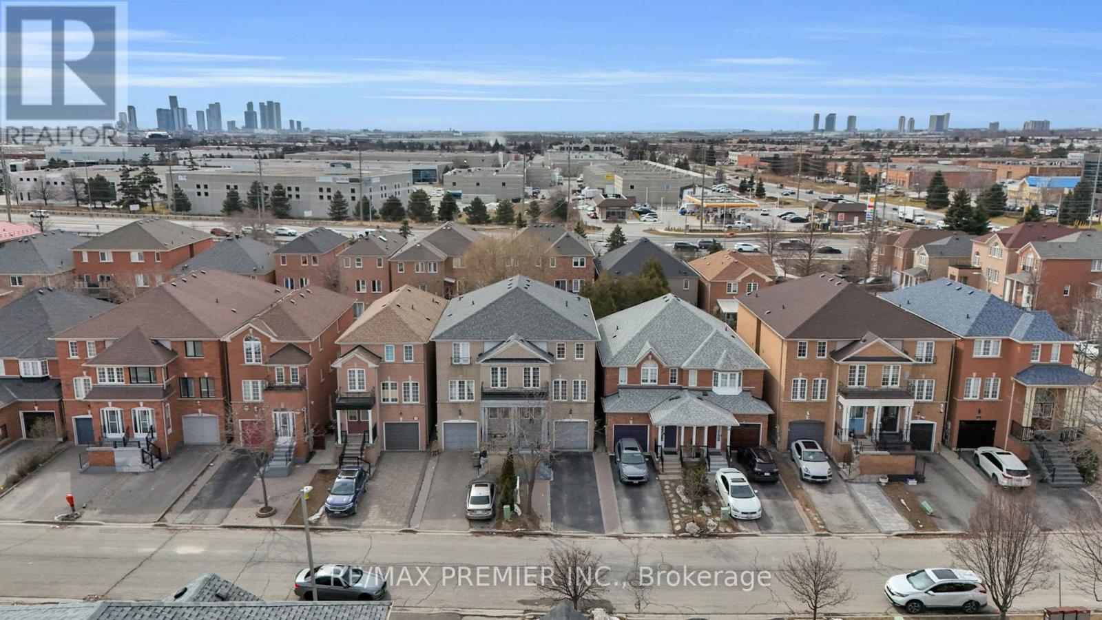 12 Yellowood Circle, Vaughan, Ontario  L4J 8L9 - Photo 3 - N12920830