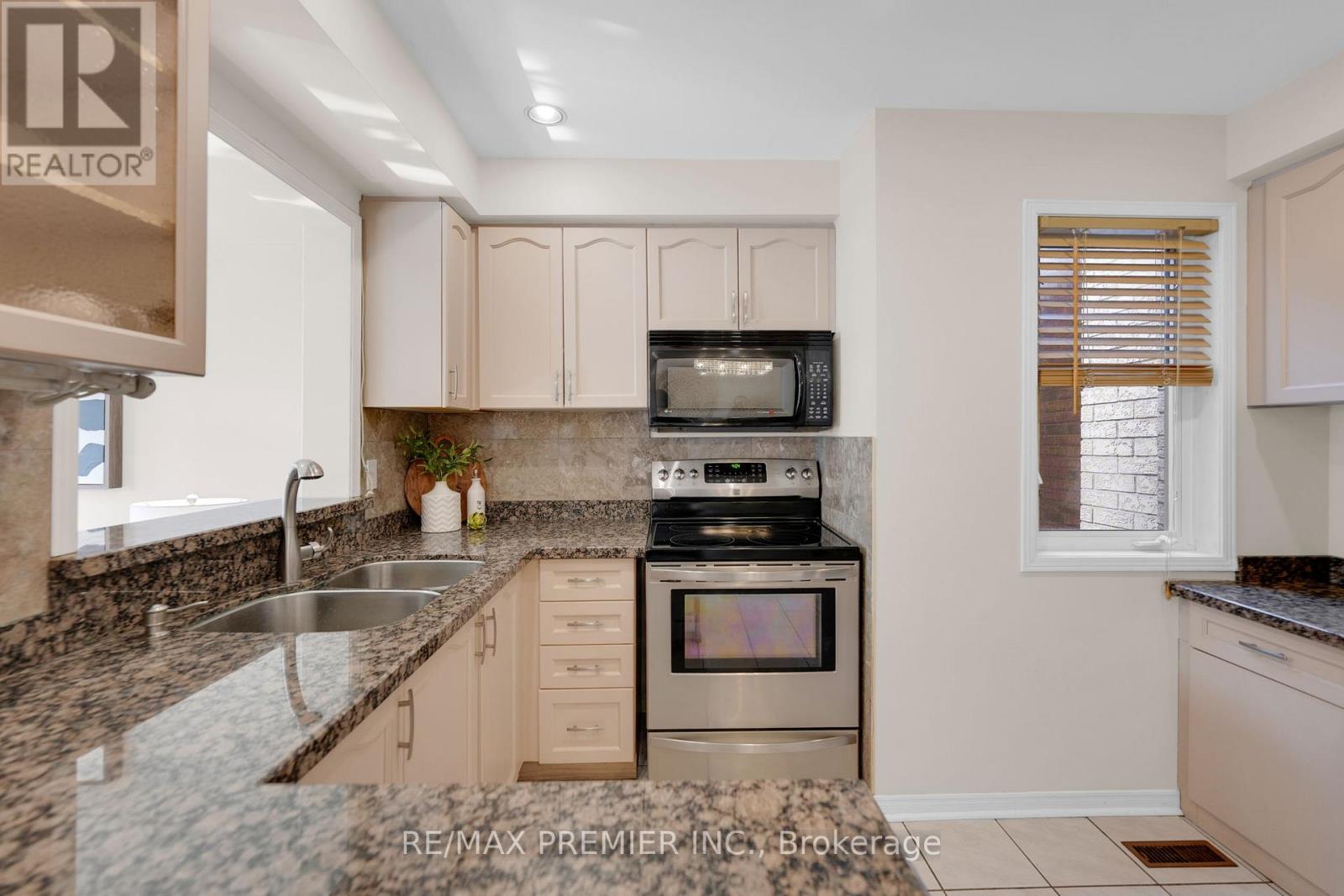 12 Yellowood Circle, Vaughan, Ontario  L4J 8L9 - Photo 34 - N12920830