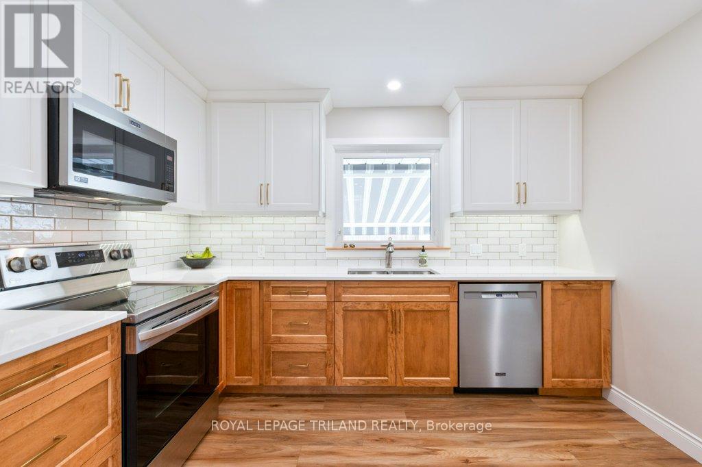 Photo 10 of 34 for 454 Jellicoe Crescent