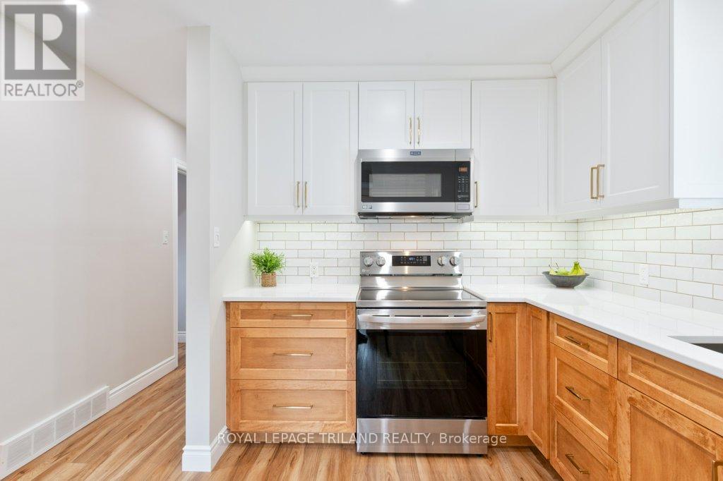 Photo 11 of 34 for 454 Jellicoe Crescent