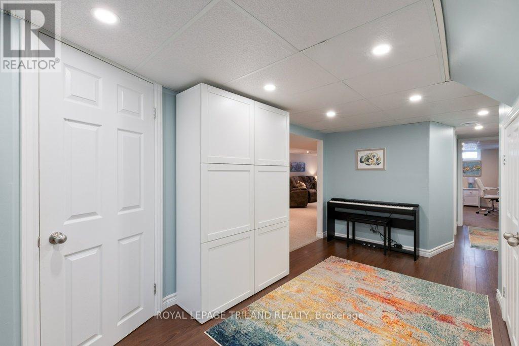 Photo 18 of 34 for 454 Jellicoe Crescent