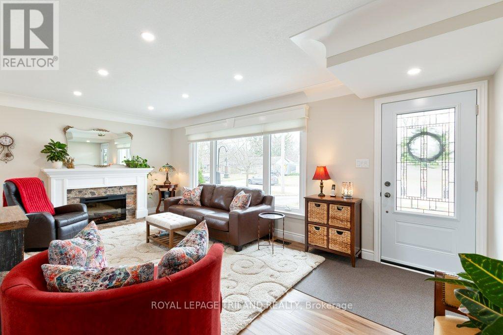 Photo 2 of 34 for 454 Jellicoe Crescent