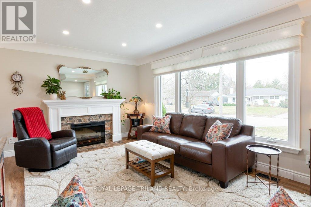 Photo 3 of 34 for 454 Jellicoe Crescent