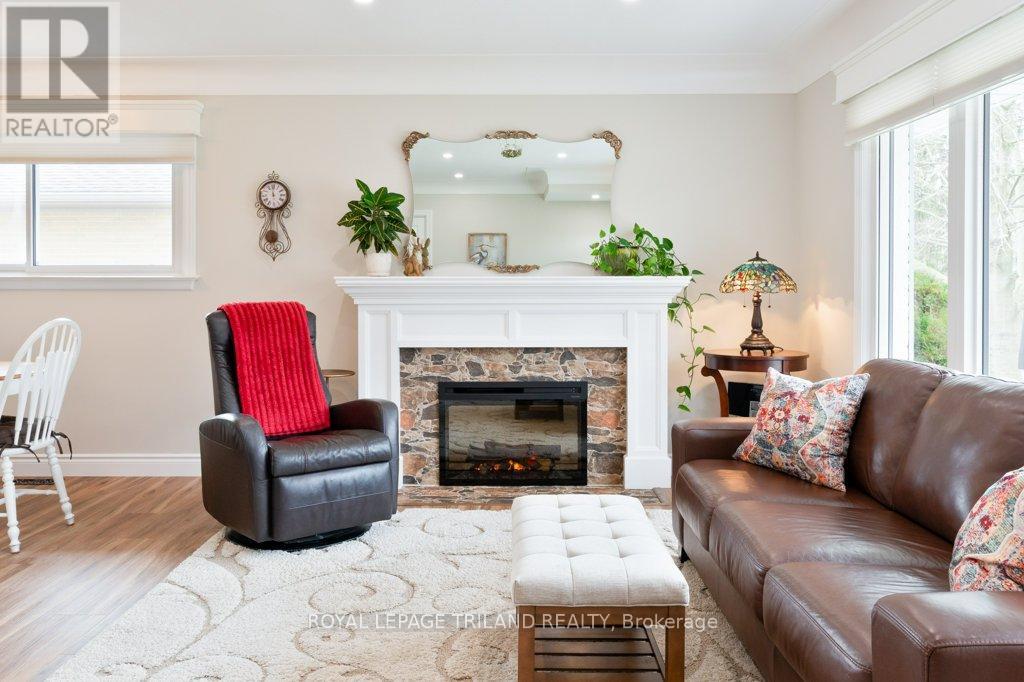 Photo 4 of 34 for 454 Jellicoe Crescent