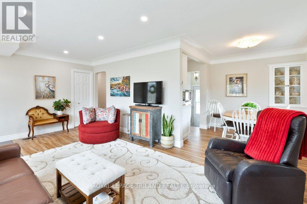 Photo 6 of 34 for 454 Jellicoe Crescent