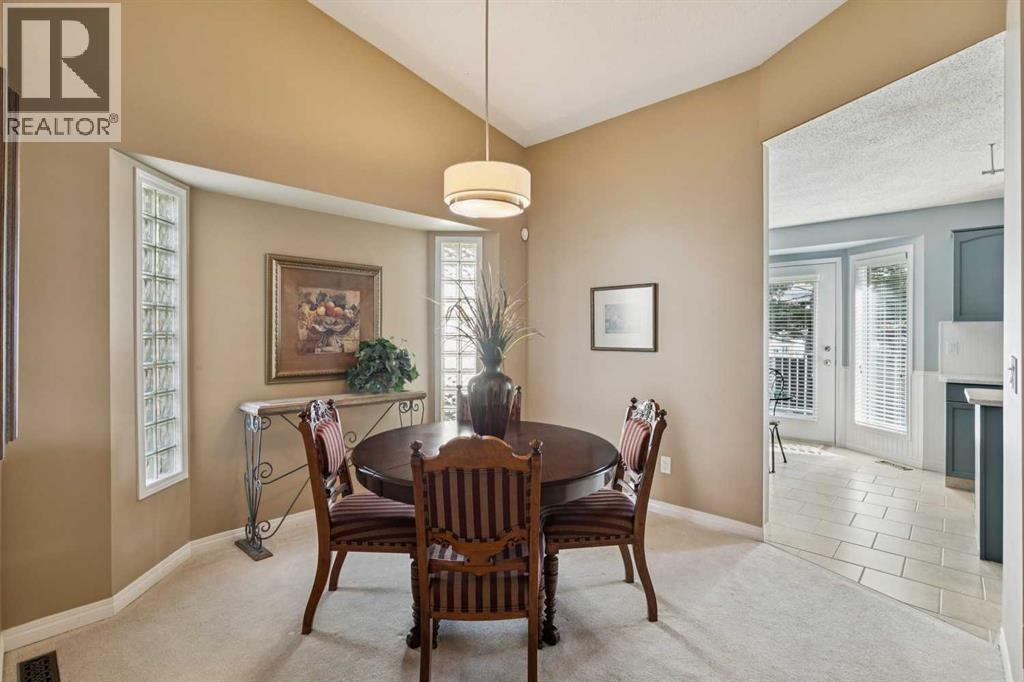 22 Confederation Villas Nw, Calgary, Alberta  T2L 2K9 - Photo 7 - A2295652