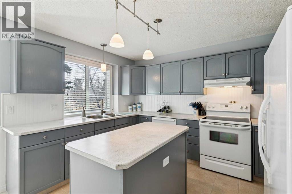 22 Confederation Villas Nw, Calgary, Alberta  T2L 2K9 - Photo 9 - A2295652