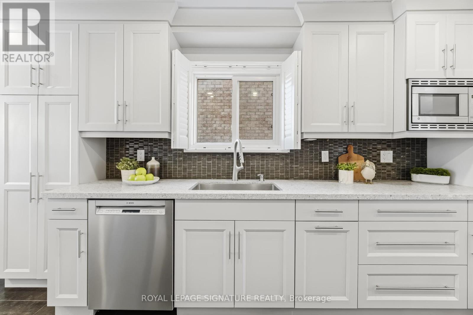 48 Evalene Court, Brampton, Ontario  L6Z 3A5 - Photo 12 - W12920784