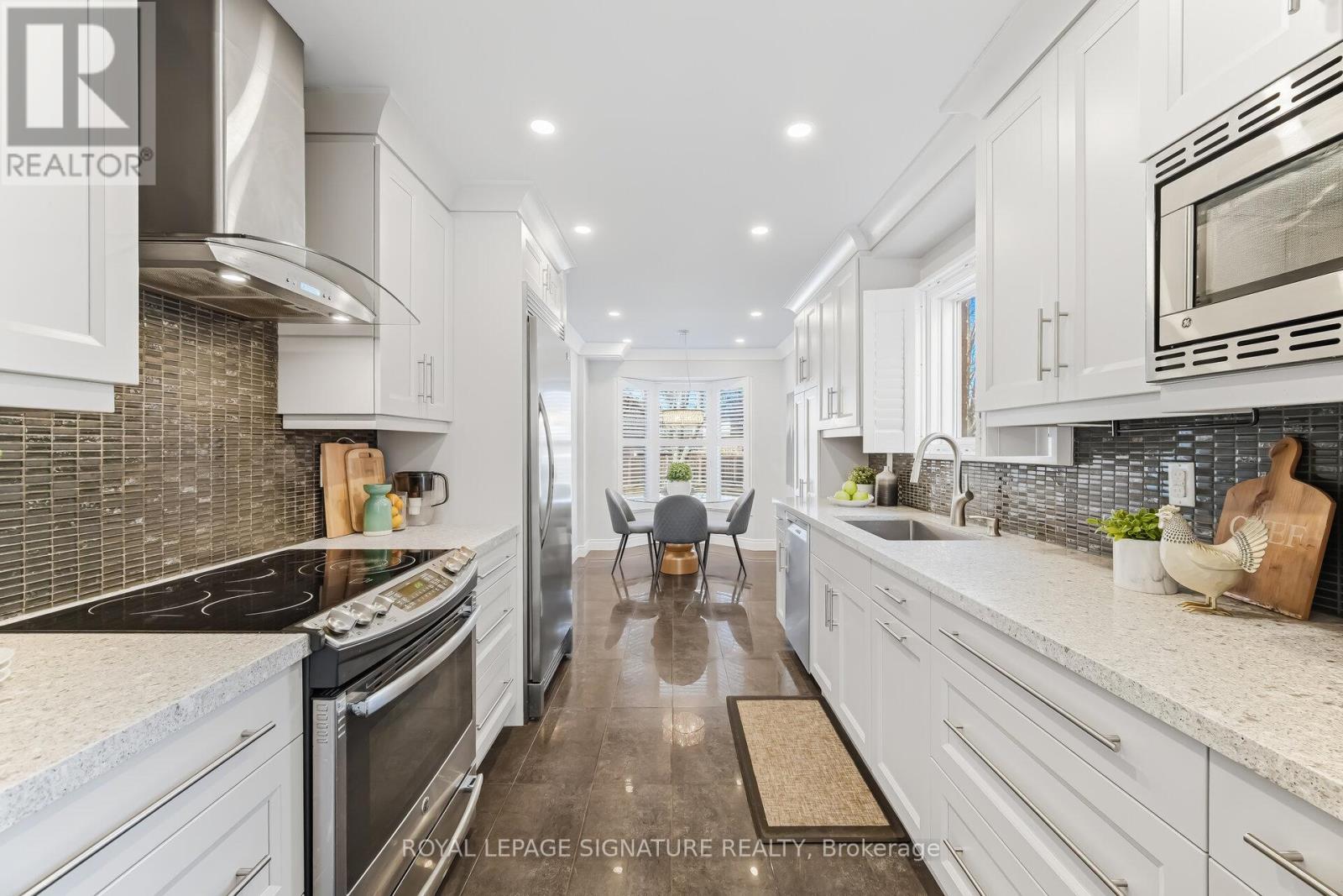 48 Evalene Court, Brampton, Ontario  L6Z 3A5 - Photo 5 - W12920784